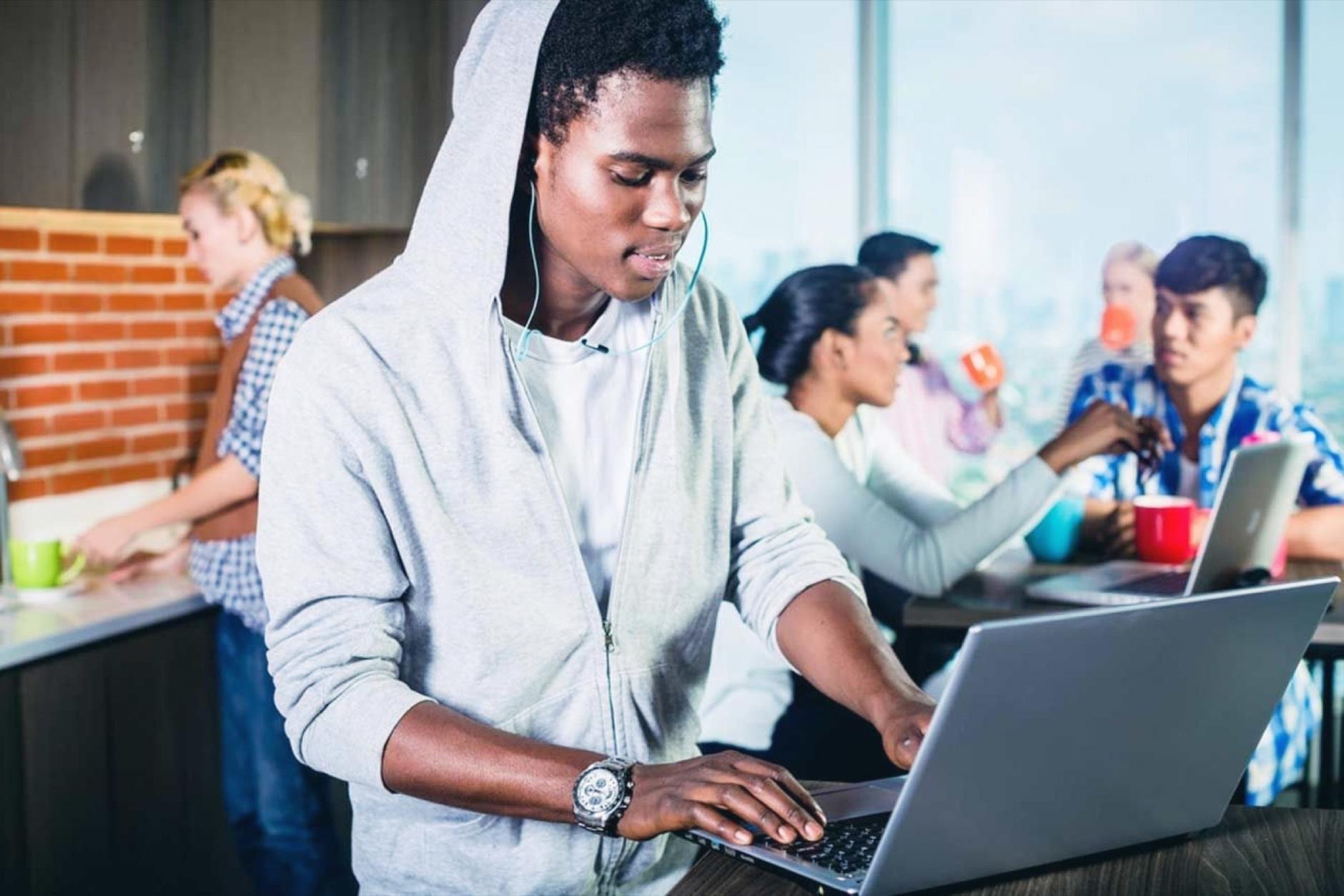 Finanzanalyst arbeitet mit Bewertungsmodellen